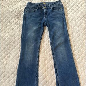 Tommy Bahama modern boot cut denim jeans 29 waist 33 length.